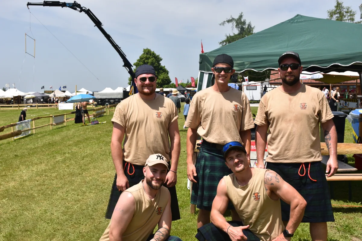 Fünf Männer posieren in ihren Kilts.